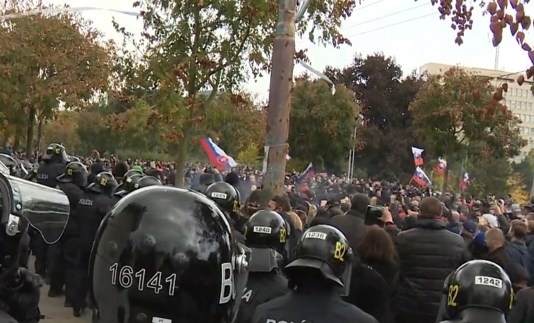 V Bratislavě demonstrovali ultras proti koronavirovým opatřením (17. 10. 2020).