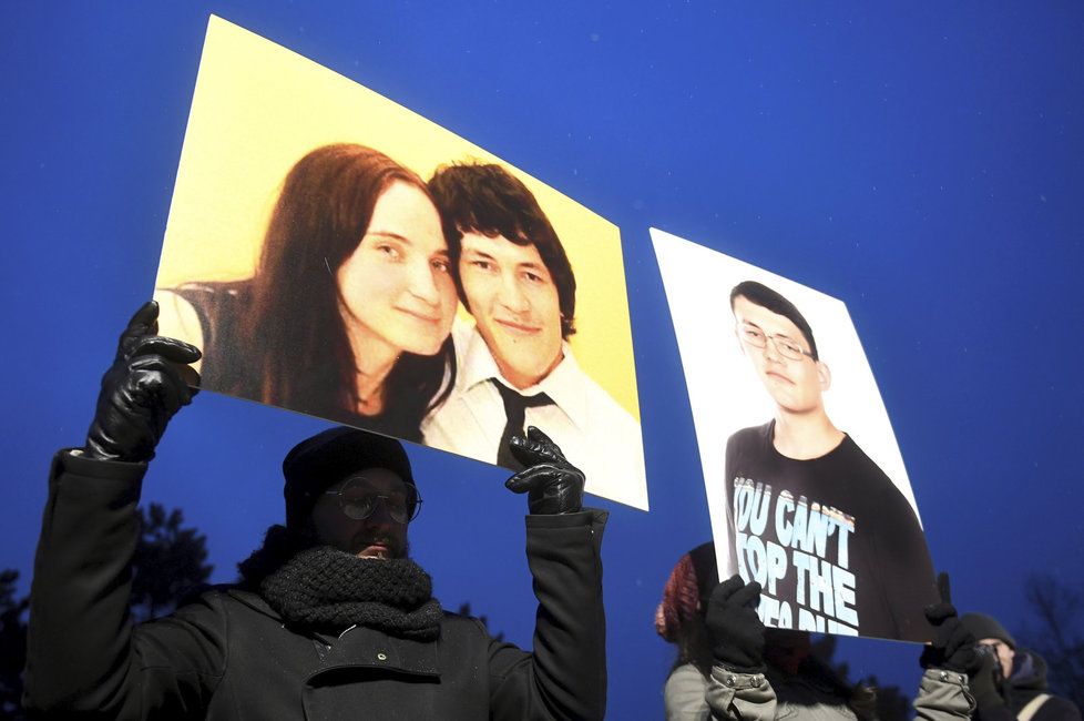 Tisíce lidí v pátek v Bratislavě uctily památku zavražděného novináře a jeho přítelkyně