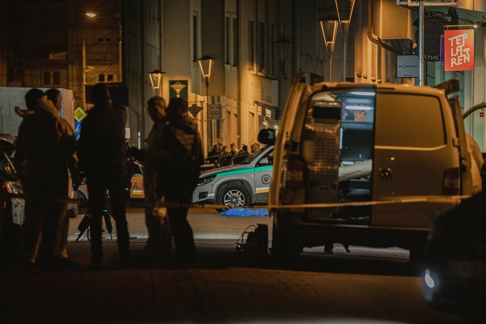 Střelbu v centru Bratislavy nepřežili dva mladí muži (12. 10. 2022).
