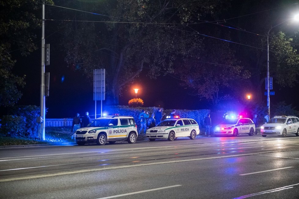 Pátrání po střelci, který v centru Bratislavy zavraždil dva mladé muže. Policisté ho našli mrtvého. (12.10.2022)