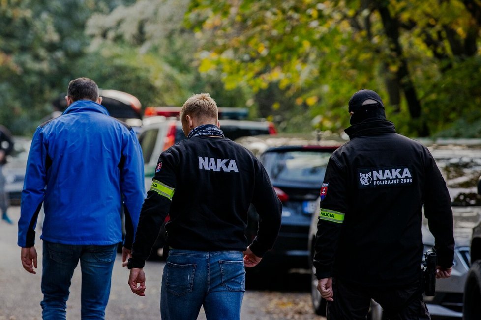 Pátrání po střelci, který v centru Bratislavy zavraždil dva mladé muže. Policisté ho našli mrtvého (12. 10. 2022).