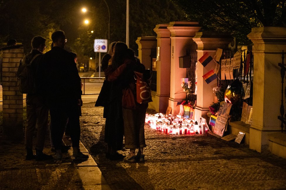 Pieta u slovenské ambasády v Praze věnovaná obětem bratislavského střelce