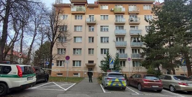 Policie našla v bytě v Ovručské ulici mrtvoly 2 mužů a zraněnou ženu. (5.1.2024)