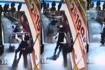 Ruský chlapec strčil svého malého bratra v nákupním vozíku dolů z eskalátoru.