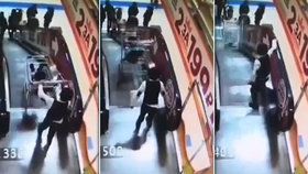 Ruský chlapec strčil svého malého bratra v nákupním vozíku dolů z eskalátoru.