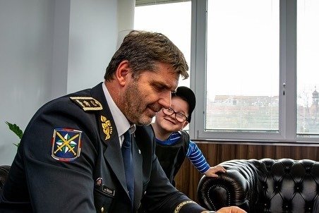 Policejní ředitel Jan Švejdar pomohl splnit sen malého Míry. Chlapeček se chce jednou stát policistou.