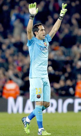 Claudio Bravo září v brance Barcelony