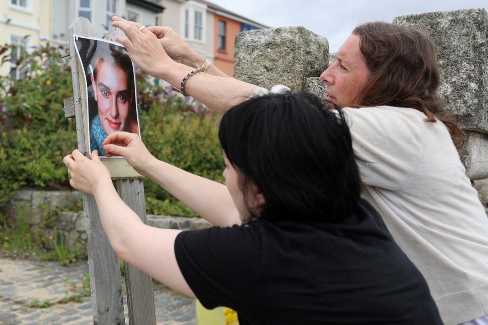Lidé v irském městě Bray oplakávají Sinéad O’Connorovou.