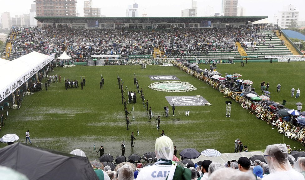 Poslední rozloučení s fotbalisty, kteří zahynuli při nehodě letadla.