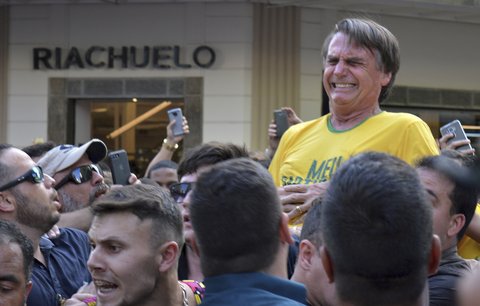 Prezident musel na operaci kvůli noži v břiše. Bosonaro skončil na tekuté stravě