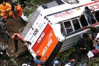 Autobus se zřítil ze srázu: Zemřelo 42 lidí!