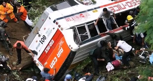 Autobus se zřítil ze srázu: Zemřelo 42 lidí! 