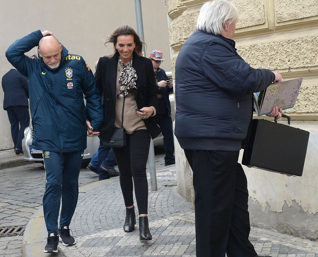 Claudio ale jako správný gólman svoji manželku nakonec chytil