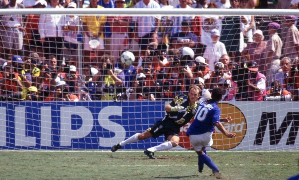 Claudio Taffarel vs. Roberto Baggio v legendárním penaltovém rozstřelu na MS 1994 v USA