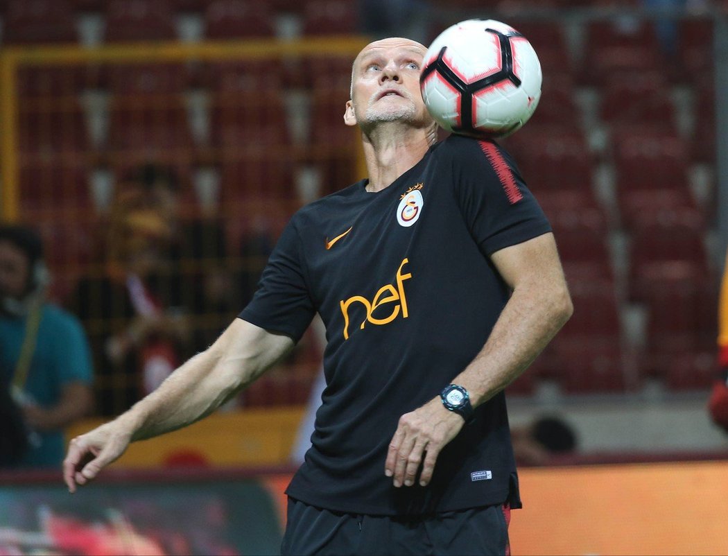 Claudio Taffarel se jako správný Brazilec s míčem rád pomazlí