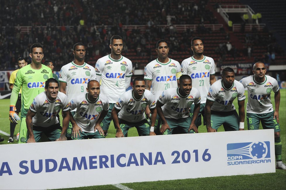 Ostatky mrtvých členů brazilského fotbalového týmu se vrátily domů do Brazílie.