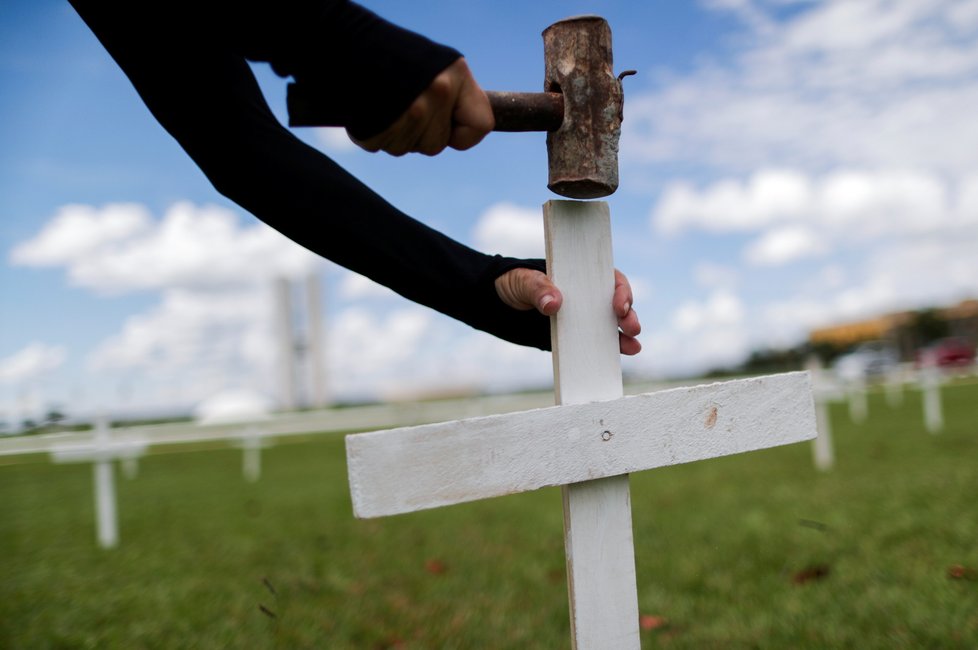 Dobrovolníci v Brazílii zatlouklají kříže, které symbolizují oběti covid-19 (27.4.2021)