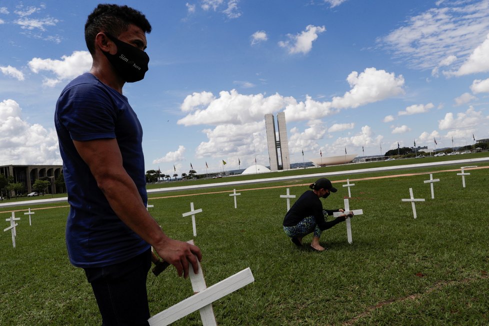 Dobrovolníci v Brazílii zatlouklají kříže, které symbolizují oběti covid-19 (27.4.2021)