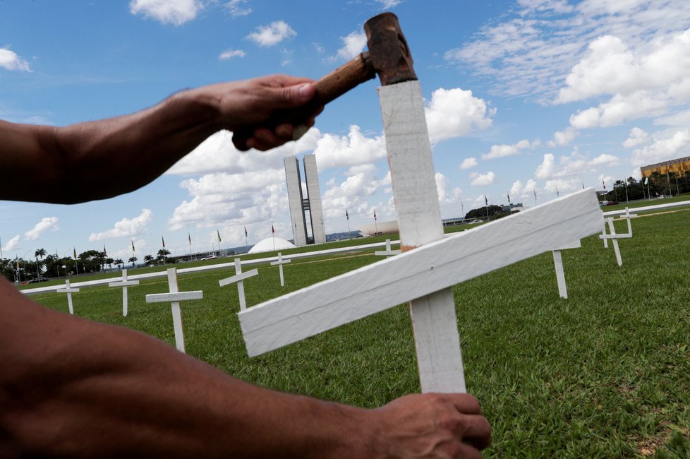 Dobrovolníci v Brazílii zatlouklají kříže, které symbolizují oběti covid-19 (27.4.2021)