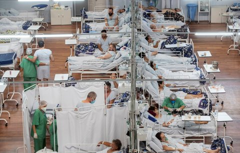 Nápor nových mutací: Mrtvých přibývá, odmítání pacientů a noční můra. Brazílie se hroutí