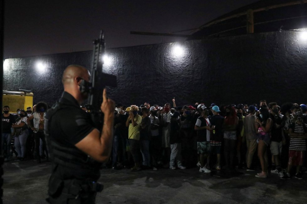 Policie rozhání diskotéku v Sao Paulu.
