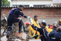 Osm mrtvých po zřícení obytného domu v Brazílii. V troskách zemřely i děti (†5) a (†8)