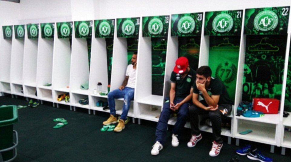 Zdrcení hráči týmu Chapecoense, kteří necestovali s ostatními, sedí v kabině a nemohou pochopit, co se stalo.