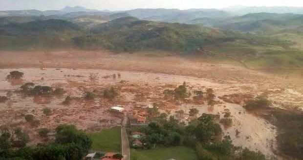 Po protržení hráze přehrady, v níž byl toxický kal, umírali v Brazílii lidé.