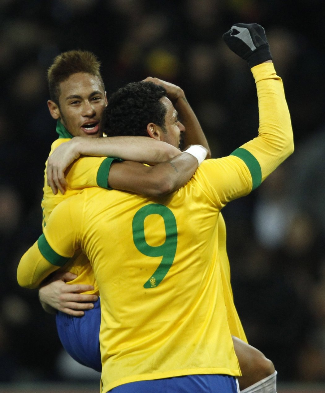 Neymar s Hulkem oslavují po jedné ze vstřelených branek Brazilců.