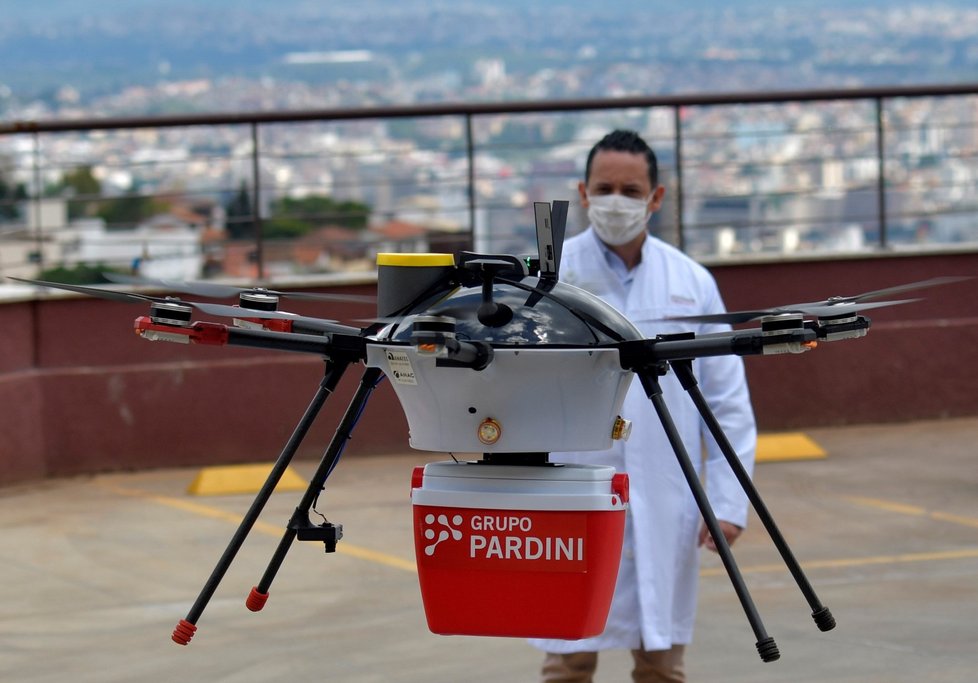 Koronavirus v Brazílii: Testování dronů, které by mohly roznášet testy do domácností (11. 2. 2021).