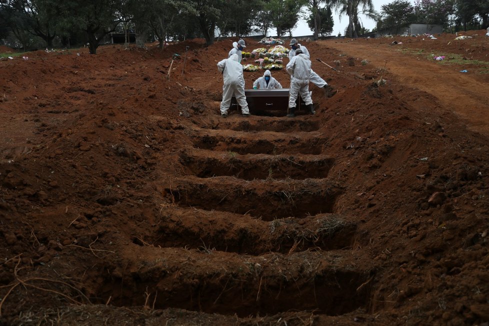 Pohřeb obětí koronaviru v Brazílii (4. 6. 2020)