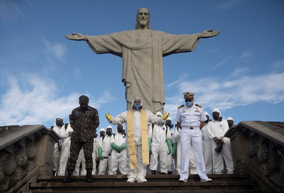 Koronavirus v Brazílii: Kněz Omar u symbolické sochy Krista v Brazílii (13. 8. 2020)