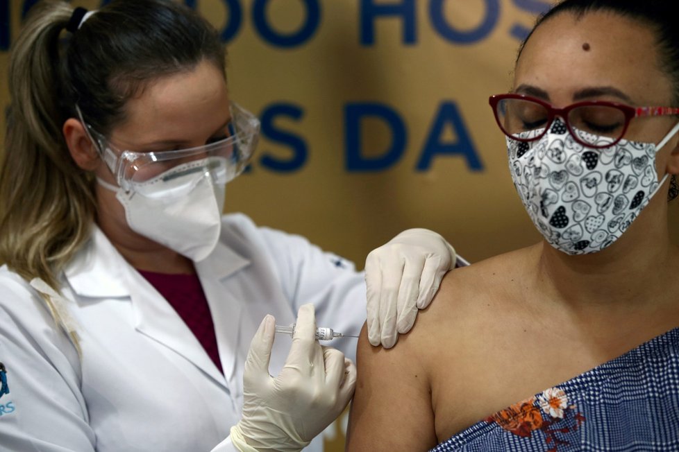 Brazílie zastavila testování čínské vakcíny.