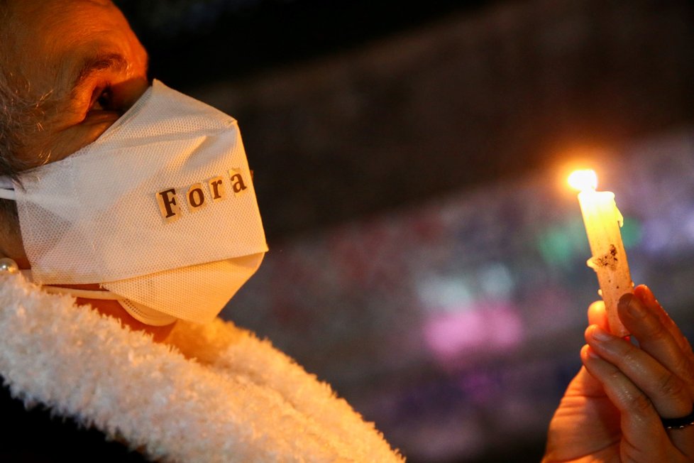 Brazilci zapalují svíčky za oběti koronaviru, v zemi podlehlo covidu již přes 500 000 lidí