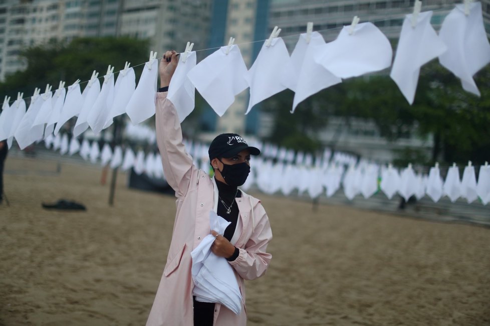 Brazilci vyvěsili 600 bílých kapesníků jako uctění památky 600 tisíců obětí koronaviru