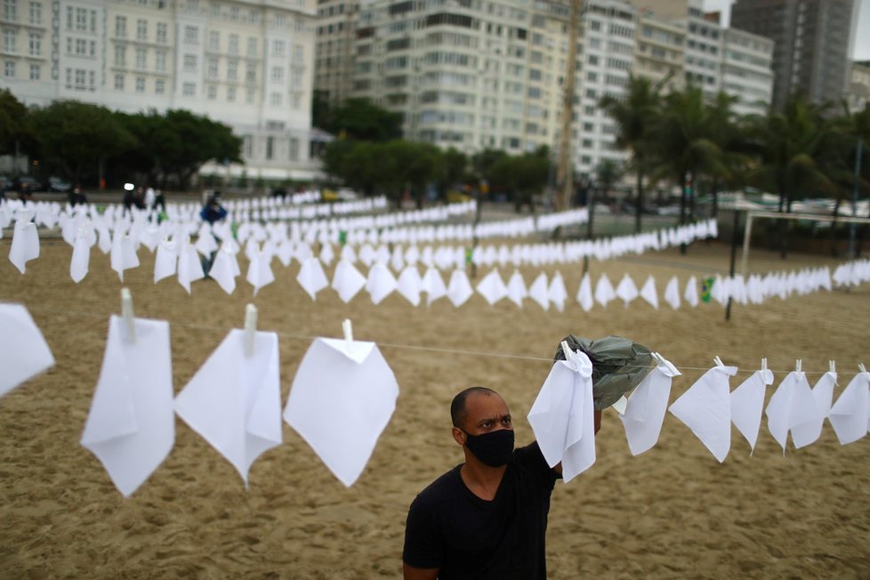 Brazilci vyvěsili 600 bílých kapesníků jako uctění památky 600 tisíců obětí koronaviru
