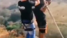 V jednom videu například z mostu hází pytel, který má připomínat lidské tělo.