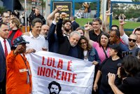 Oblíbeného exprezidenta zavřeného za korupci nečekaně pustili z vězení. Lula slaví