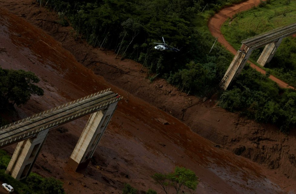 Záchranáři na jihu Brazílie pátrají po zhruba 300 lidech, kteří se pohřešují po pátečním protržení důlní odpadní nádrže u města Brumadinho. Místní úřady uvedly, že nalezeno bylo zatím devět těl. Důl na železnou rudu, který provozuje brazilská společnost Vale, se nachází v jihozápadním brazilském státě Minas Gerais.