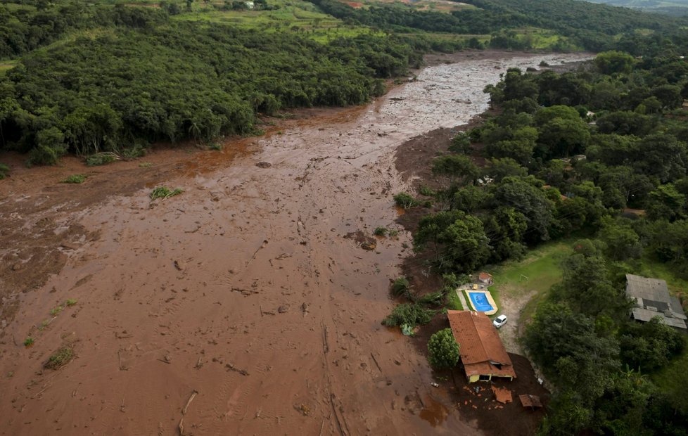 Protržená přehrada v Brazílii zasáhla obydlené oblasti.