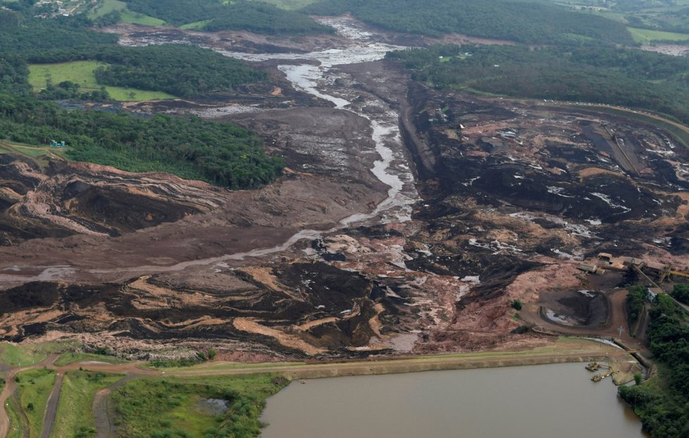 Záchranáři na jihu Brazílie pátrají po zhruba 300 lidech, kteří se pohřešují po pátečním protržení důlní odpadní nádrže u města Brumadinho. Místní úřady uvedly, že nalezeno bylo zatím devět těl. Důl na železnou rudu, který provozuje brazilská společnost Vale, se nachází v jihozápadním brazilském státě Minas Gerais.