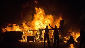 V brazilských ulicích vzplály během protestů ohně