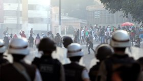 Brazilské ulice se při demonstracích změnily na řadě míst ve válečnou zónu