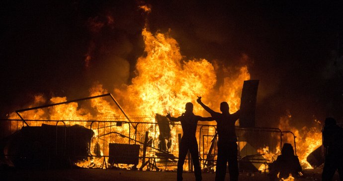V brazilských ulicích vzplály během protestů ohně