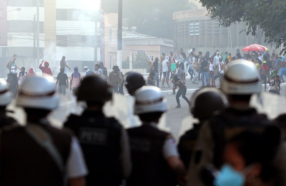 Brazilské ulice se při demonstracích změnily na řadě míst ve válečnou zónu