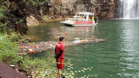Brazílie: Obrovský kus skály se ulomil a spadl na několik lodí s turisty v jezeře Lago de Furnas (8. 1. 2022).