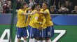 Fotbalisté Brazílie se radují po gólu do sítě Francie