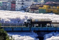 Pozor, bubliny! Brazilské město se topí v bílé pěně. Odkud se vzala?