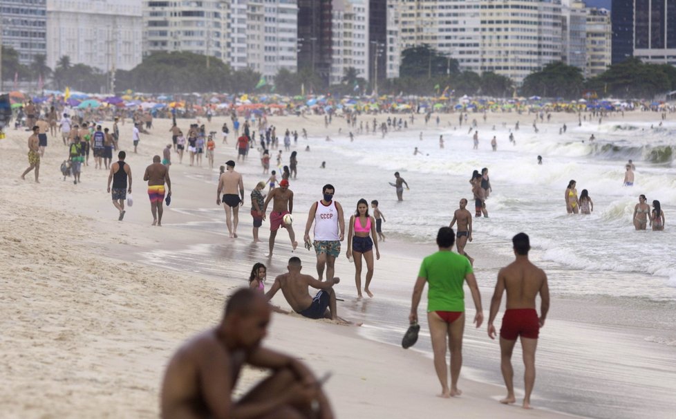 V Brazílii si lidé na plážích nelámou hlavu ani s dodržováním bezpečných vzdáleností (29. 12. 2020).