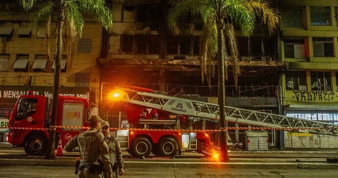 Při požáru nelegálního hostelu zemřelo nejméně 10 lidí. Oheň hosty zaskočil uprostřed noci